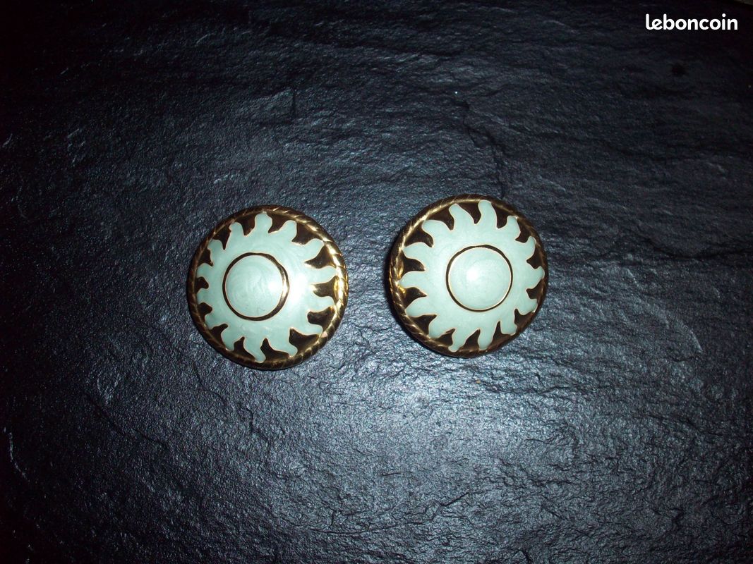 Boucles d'oreilles cabochon bombé doré avecmotif de Soleil en émail bleu clair nacré Vintage (image 7)