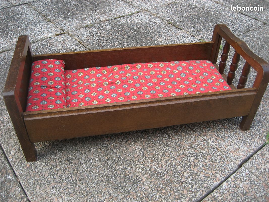 Lit de poupée avec armoire en bois (image 3)