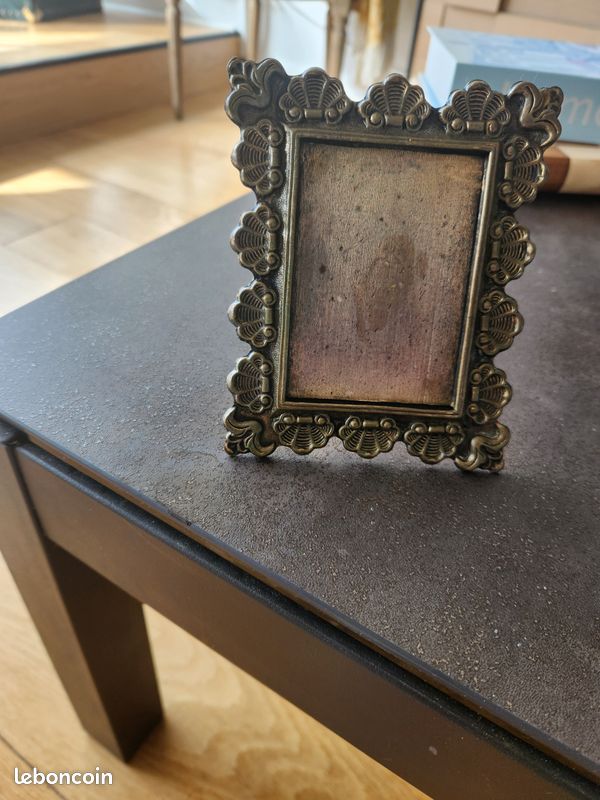 Ancien petit cadre photo de table en laiton ciselé style baroque (image 1)