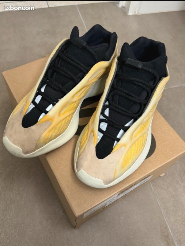 YEEZY 700 V3 Mono Safflower Chaussures