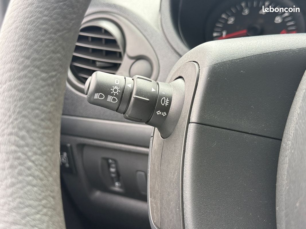 RENAULT CLIO III 1.2 16V 75 Access 10 000KM / PREMIÈRE MAIN / GARANTIE 12 MOIS (image 17)