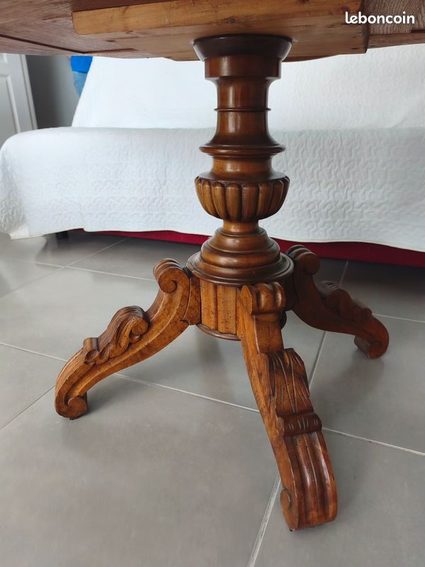 Table violon en bois massif avec pied central (image 9)