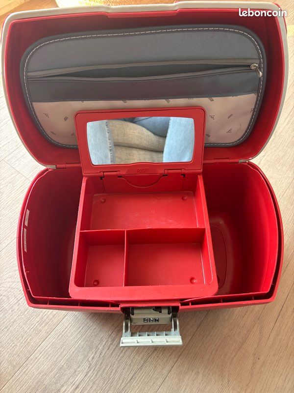 Vanity case (image 4)