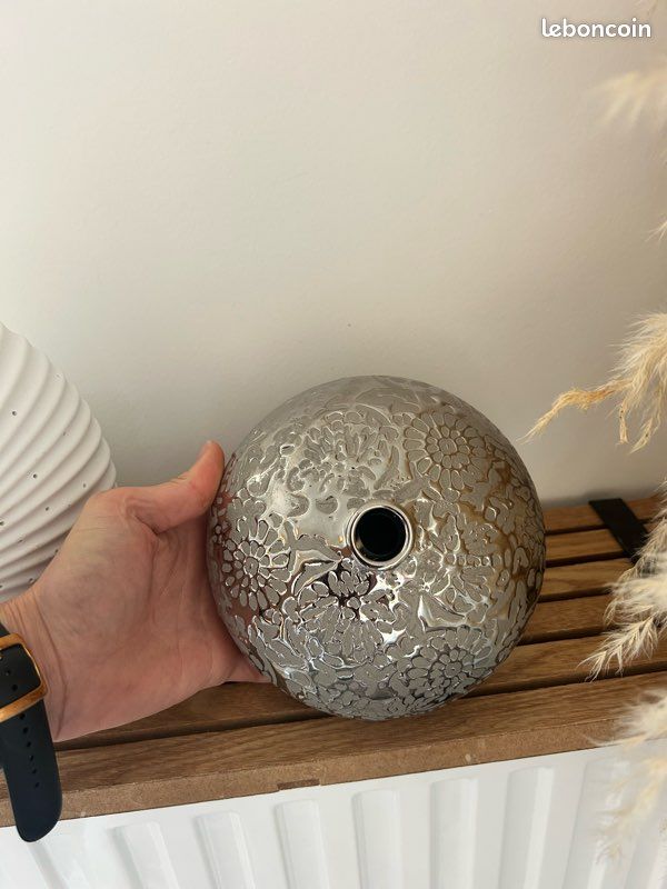 Vase boule décoratif argenté à motifs floraux – Design moderne (image 5)