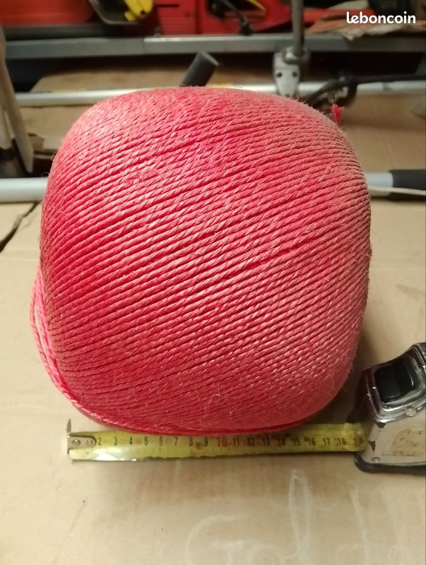 Bobine de ficelle rouge (image 2)
