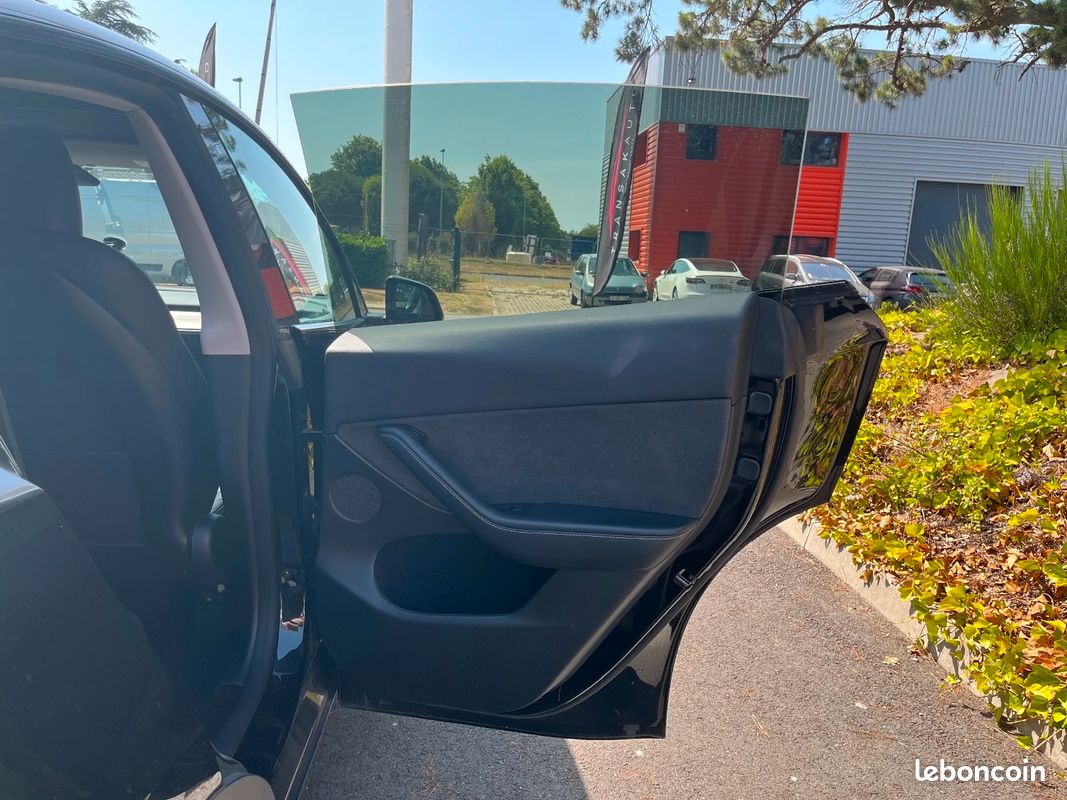 TESLA MODEL Y Standard RWD (image 21)