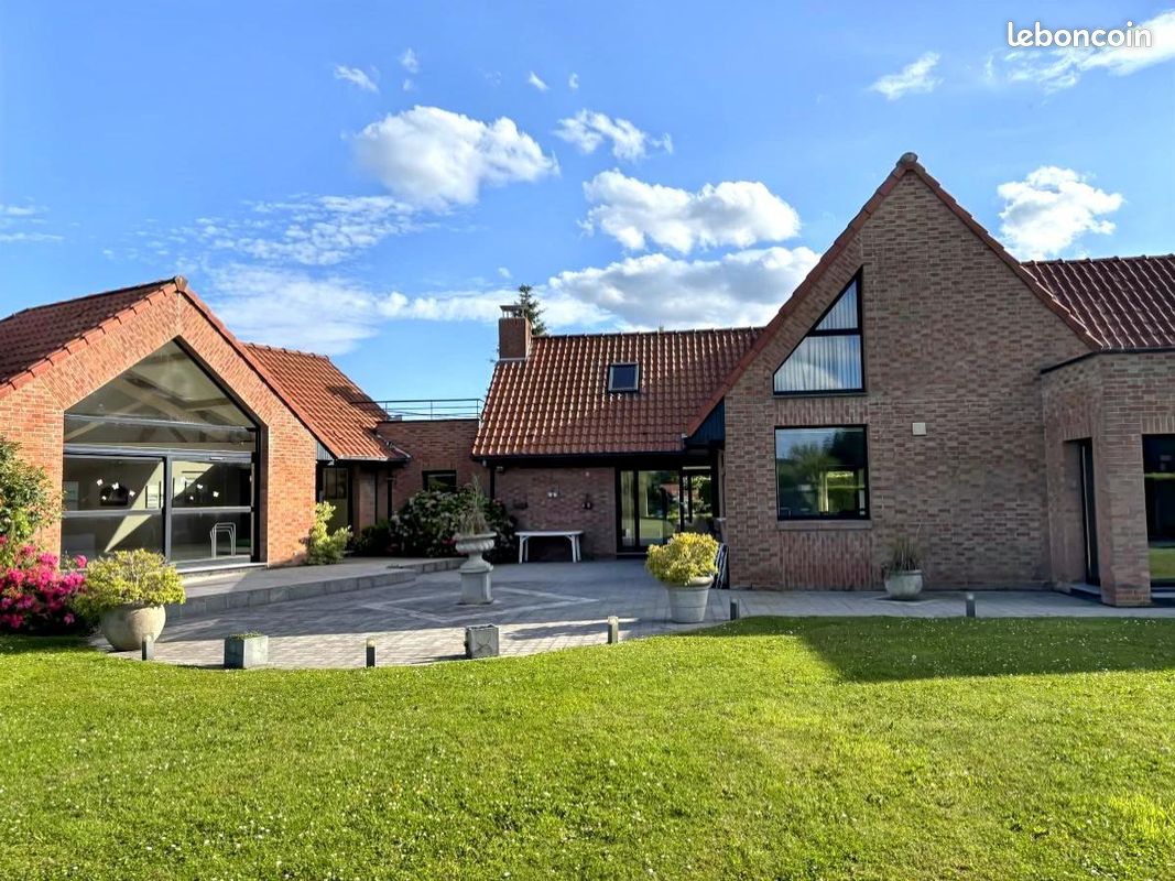 Maison 8 pièces 340 m² · à Mouchin · 340 m² · 990 000 €