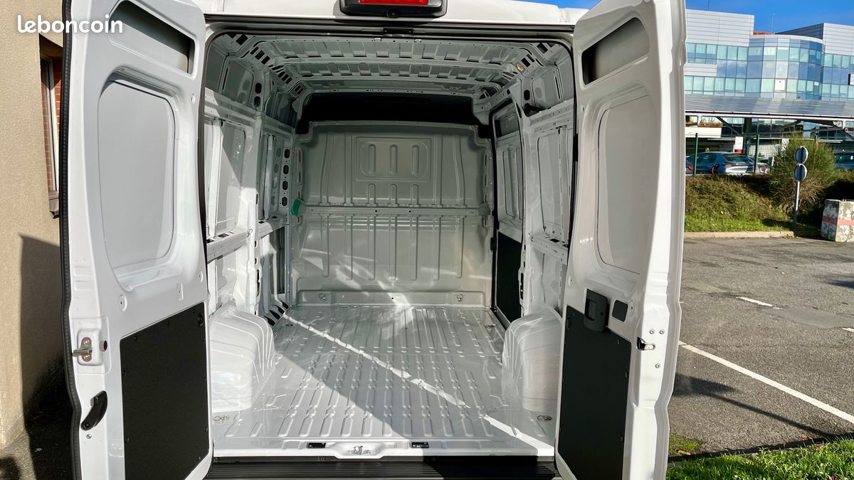 23 990 HT / CITROEN JUMPER 33 L2H2 2.2 140 cv bvm6 BLANC PREMIUM CONNECT / tva recuperable (image 4)