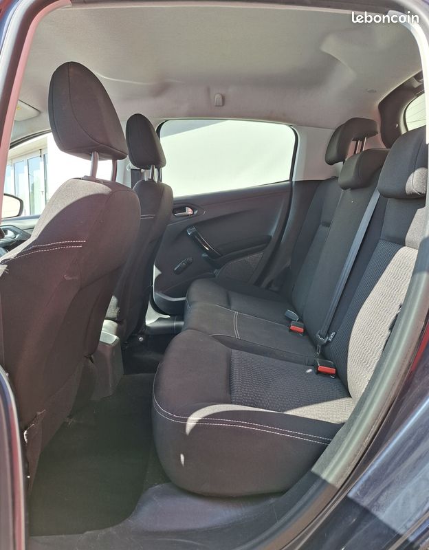 Peugeot 208 1.6 BLUEHDI - 100 STYLE (image 3)