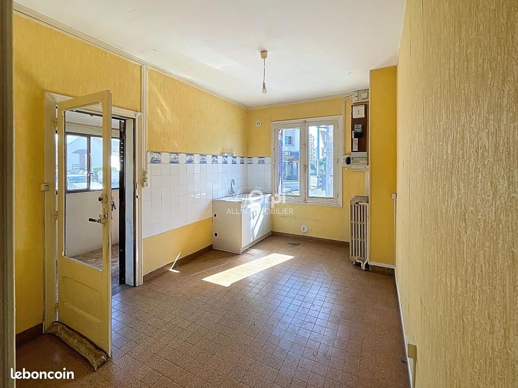 Immeuble 7 pièces 181 m² · à Vallon-en-Sully · 181 m² · 45 000 €