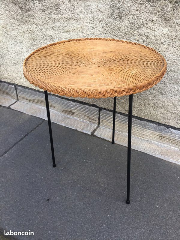 Table ronde structure fer tripode noir plateau osier vintage (image 1)