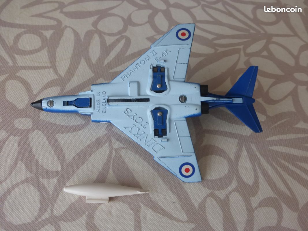 Dinky Toys avion 725 F-4k Phantom II Chasseur Royal Navy Meccano GB + Bombe Chasseur de la Royal Navy, proposé de 1972 à 1977, fini en bleu. Le train d'atterrissage est rétractable (image 8)