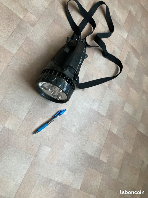 Lampe torche à trois LED et bandoulière Osram pour camping ou sortie (image 1)