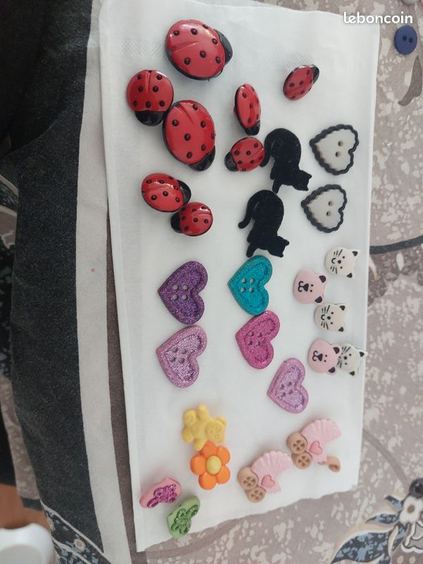 Lot boutons enfants (image 1)