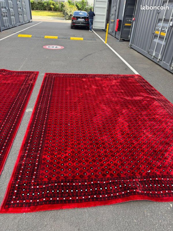 🚨 À vendre : Gants Tapis Rouge 🔥 Je vends une paire de gants Tapis Rouge en excellent état. 💶 Prix : 250 📩 Intéressé(e) ? Contacte-moi en message privé pour plus d’informations (image 3)