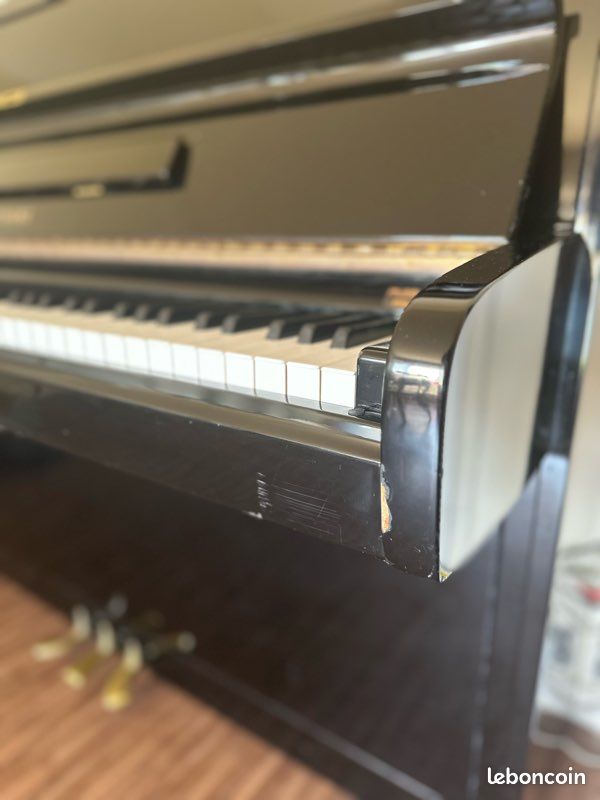 Piano droit Vernis Noir Young Chang U107 (image 7)