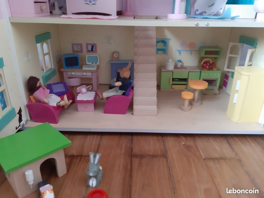 Maison de poupée / Barbie, toy van.
Marque Toy Van.
Taille hauteur 66cm, longueur 61cm, largeur 34cm.
Voir photos (image 5)