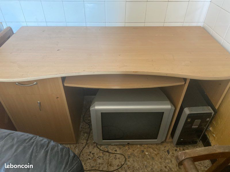 Bureau (image 1)