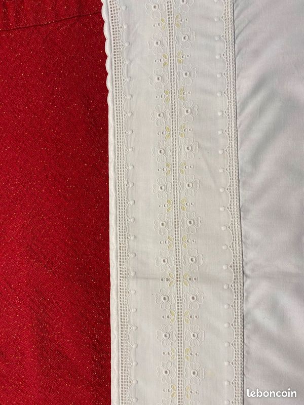 Tissu brodé et dentelle (image 1)