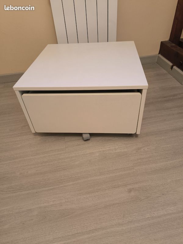 Table de chevet sur roulettes (image 1)