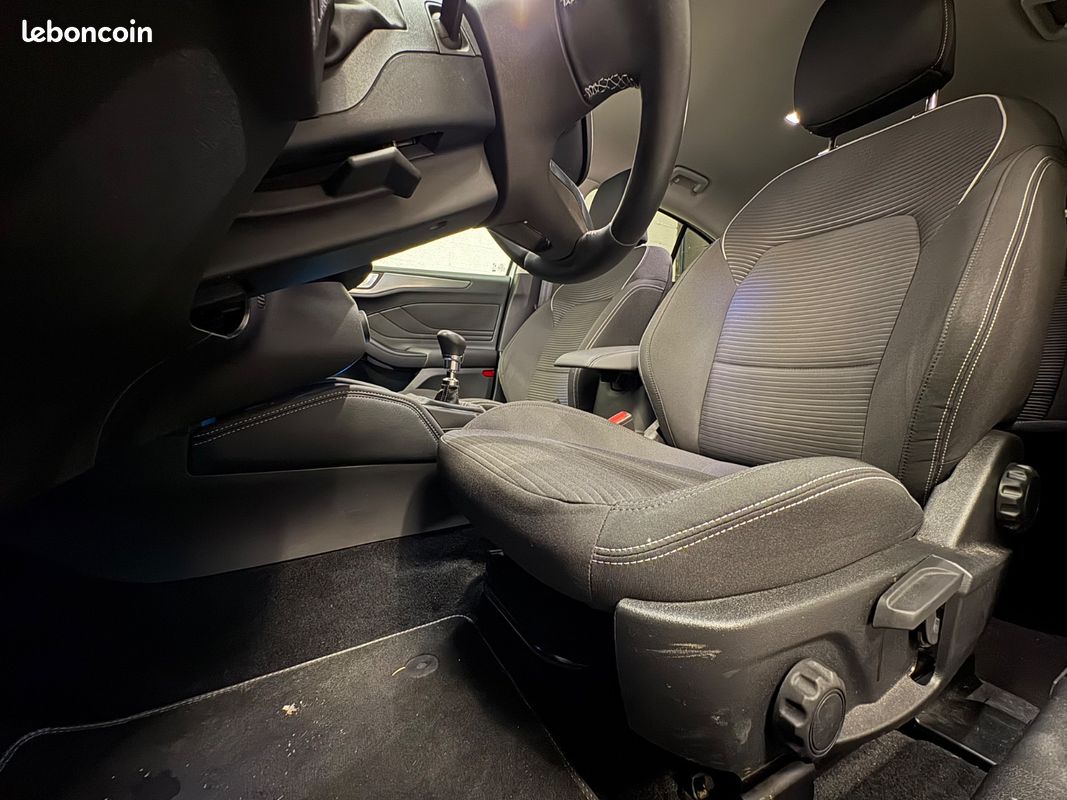 FORD Focus Berline Titanium X 1.0 EcoBoost 125 / CARPLAY / LINE ASSIST / CAMERA RECUL / RADAR AR / REGULATEUR LIMITEUR / CLIM AUTO (image 25)