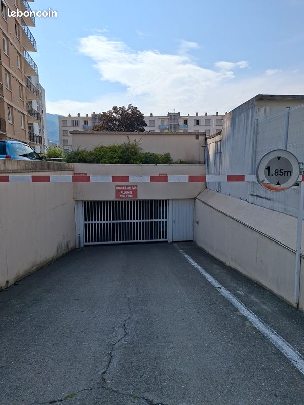 Garage (image 1)