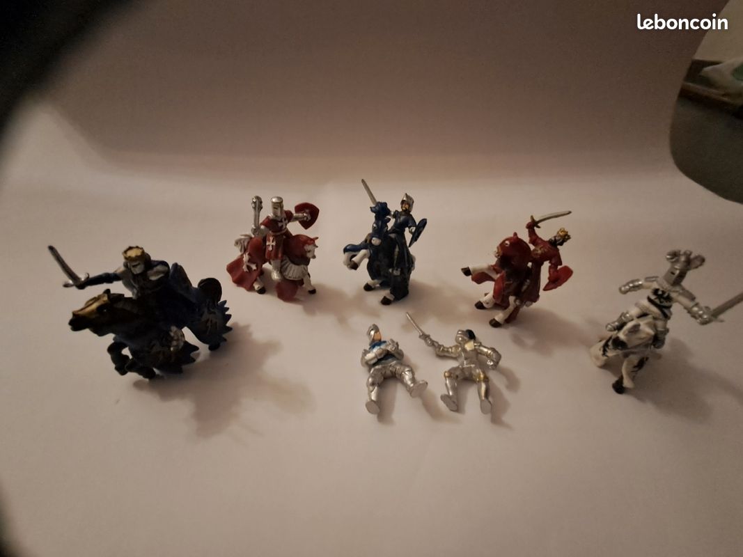 Lot de 7 chevaliers et 5 chevaux (image 1)