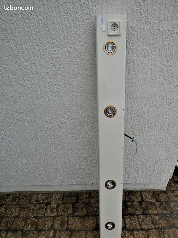 Rampe d'éclairage salle de bain avec prise (image 1)