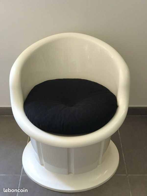 Fauteuil blanc POPPTORP avec coussin noir (image 1)