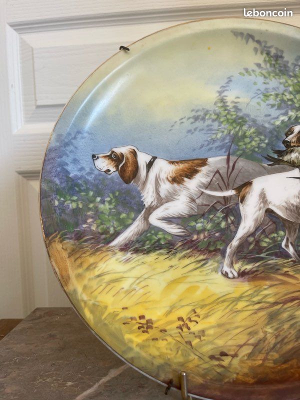 Sculpture en bois sculptée et peinte à la main d'un chasseur avec un chien en vente sur