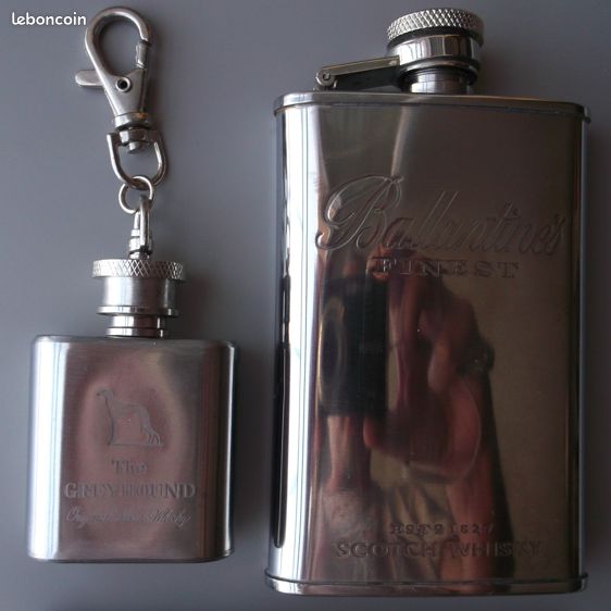 Deux flasques à whisky (image 1)