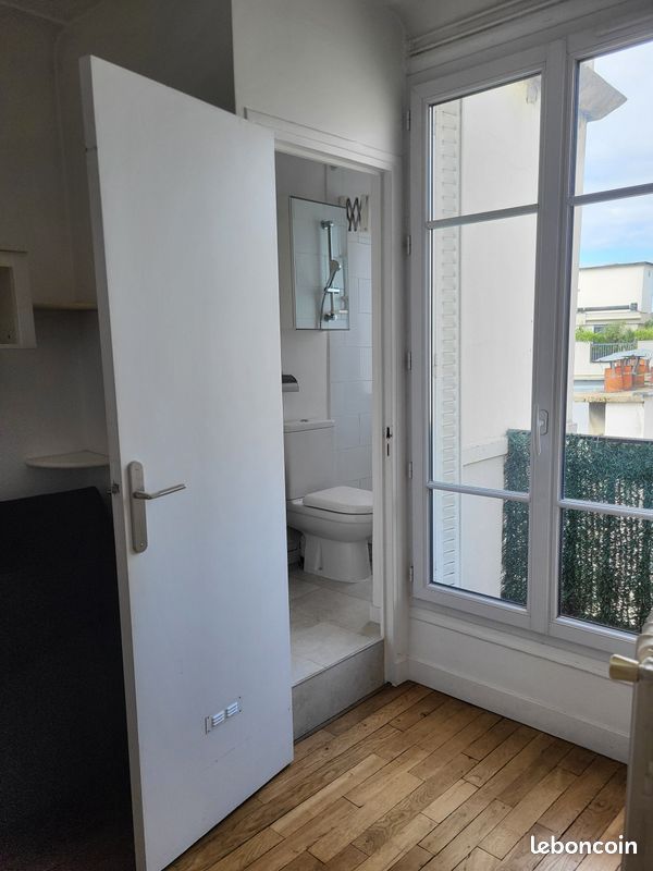 Studio lumineux de 15 m² avec balcon et vue sur les toits (image 11)