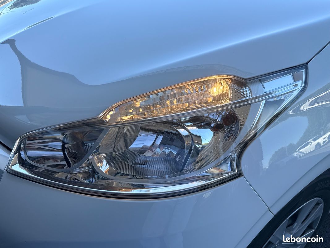 Peugeot 208 1.6 bluehdi 75ch premium (image 24)
