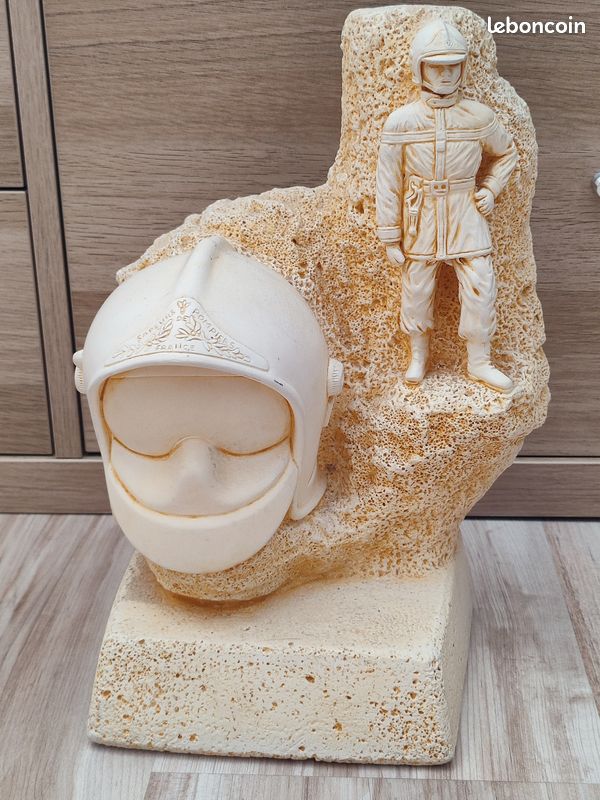 Statue sapeur pompier en pierre (image 1)