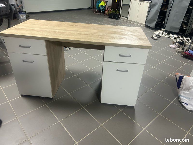 Bureau (image 1)