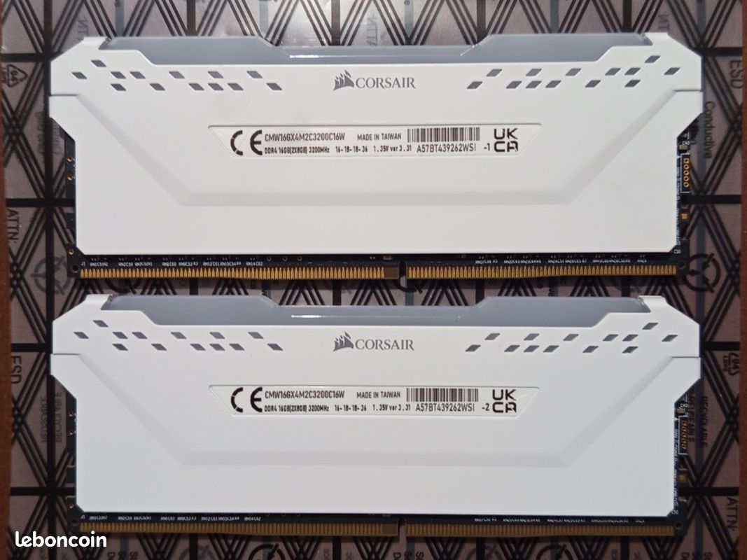 Kit Mémoire RAM Corsair Vengeance RGB Pro SL 64Go (4x16Go) DDR4 3200MHz