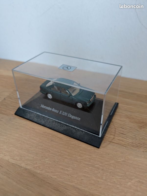Miniature Mercedes-benz E320 Élégance.
Achetée à l'usine Mercedes de Stuttgart en 1997
Voiture sur son socle
Boite frottée (image 8)