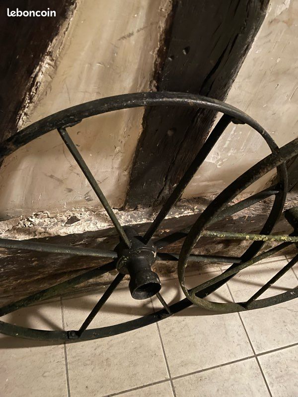 Ancienne paire de roues de charrette diligence en métal (image 3)