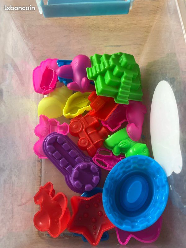 Aoksily – Sable Magique Coloré 1000 G – Kit Pâtisserie Avec 24 Moules, Argent Fictif, Boîte Rangement – Dès 3 Ans