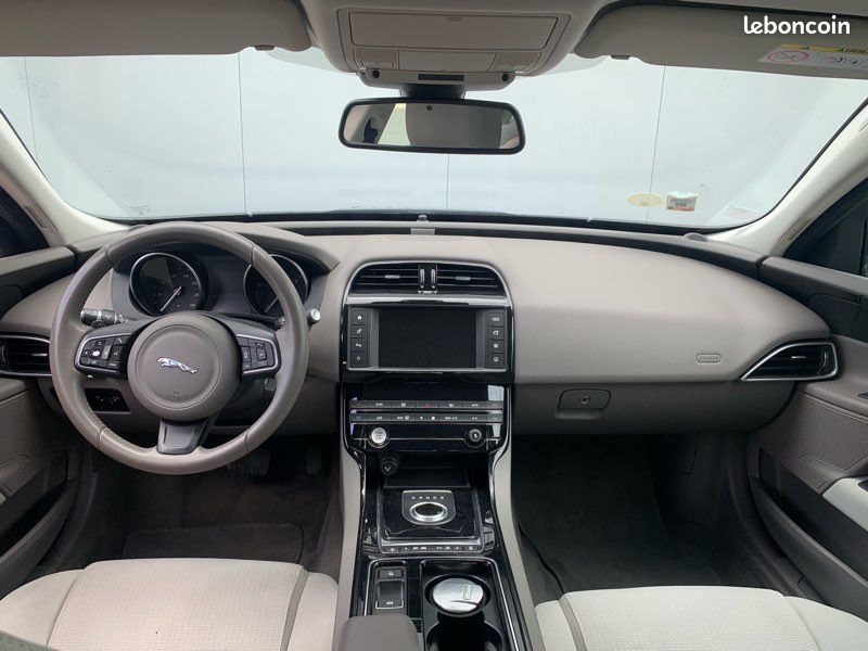 Jaguar XE 2.0D 163ch E-Performance business (image 2)