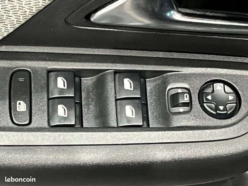 Citroen C4 Essence 130 Feel Pack EAT8 Caméra GPS CarPlay 1ère main (image 29)