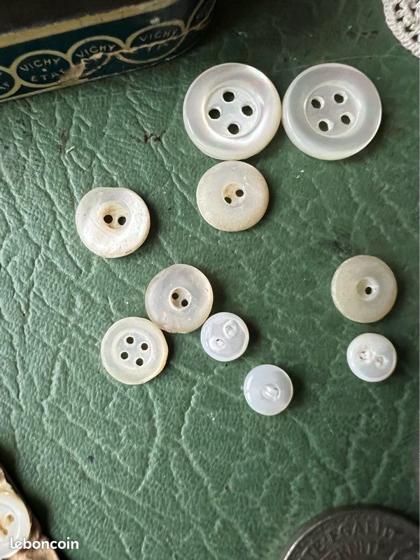 Bouton Ancien De Mercerie - Couleur Verte - Lot De 1 à 10 Pièces - Occasion