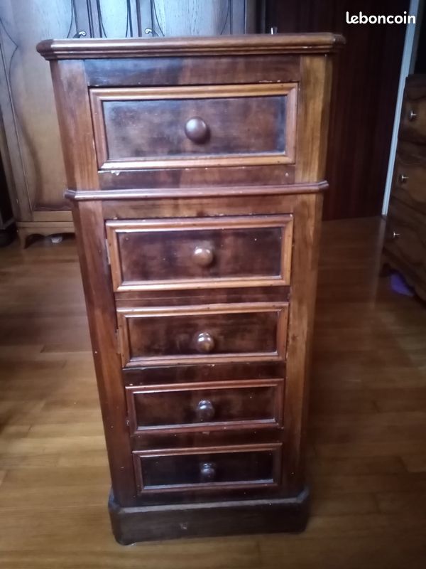Petit meuble à tiroirs en bois verni (image 1)