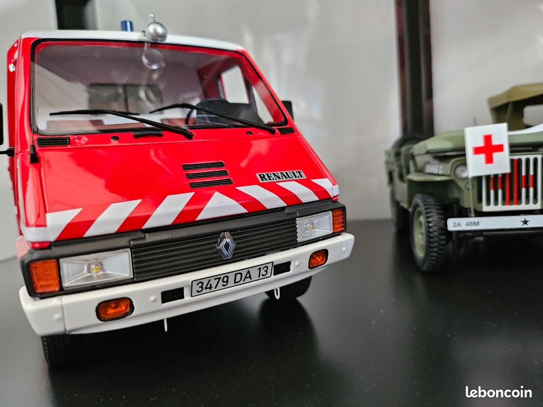 Renault Master T30 VSAB Pompiers 1980 - Ottomobile 1/18