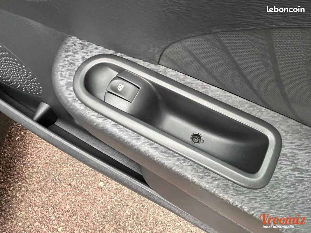 Renault Twingo 1.2 LEV 75 LIMITED (image 24)