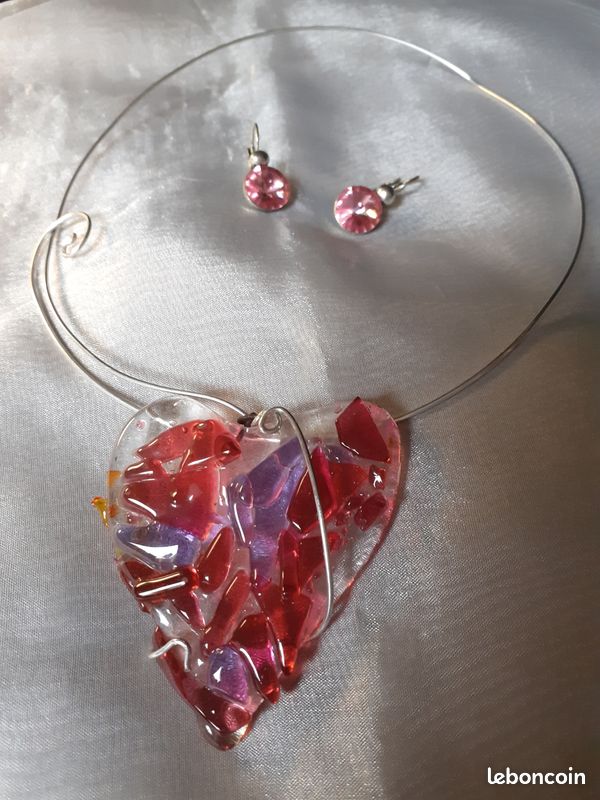 Collier rigide en métal coeur rose lila en résine bpucles d'oreille en strass rose (image 1)