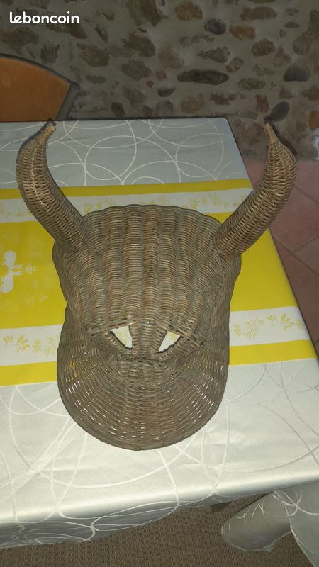 Tête de taureau en rotin (image 1)