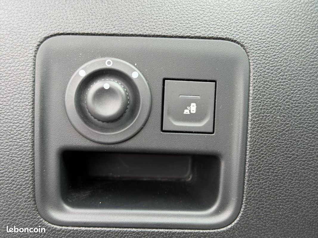 DACIA DUSTER Blue dCi 115 4x2 15 ans (image 28)