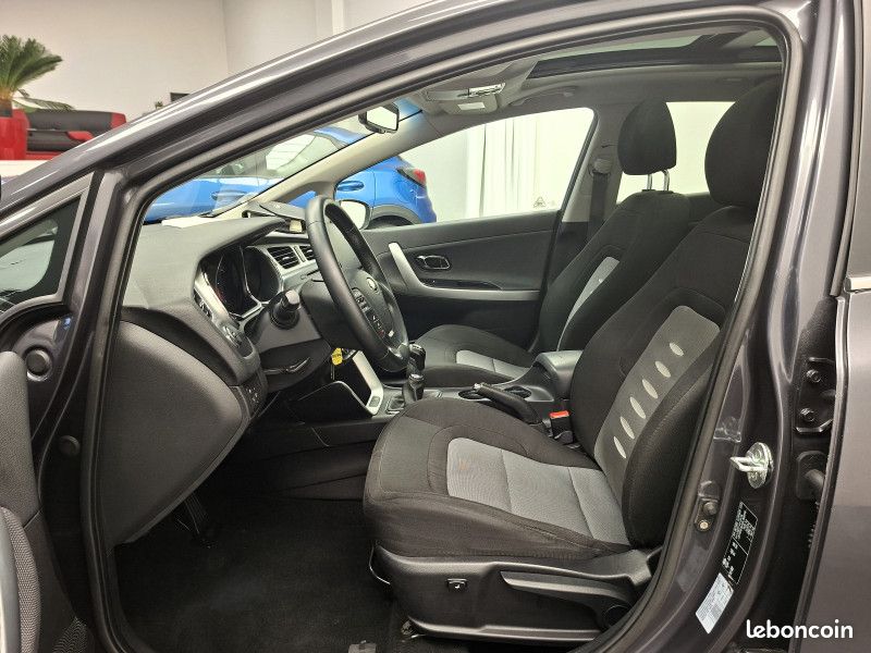 Kia CEE'D 1.6 crdi 128 ch Active Visio / Toit pano / Régulateur / Radar / 1ère main / (image 17)