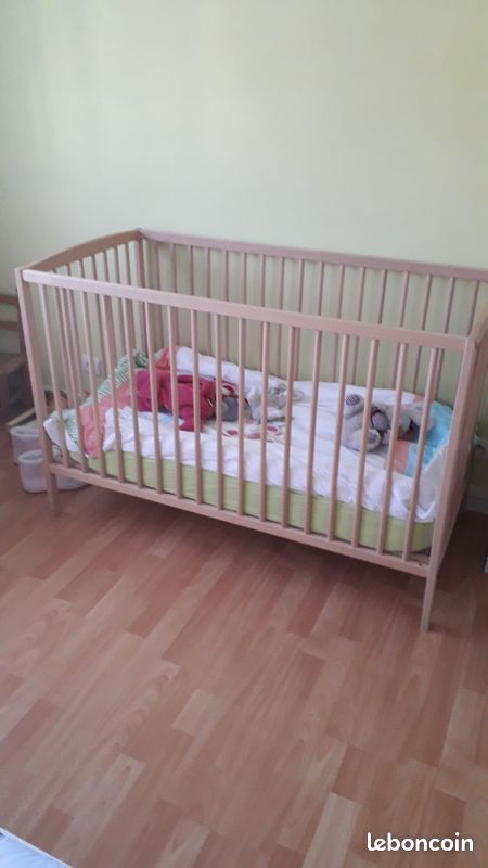 Lit de bébé à barreaux en bois +matelaset différentes pièces de literie (image 1)